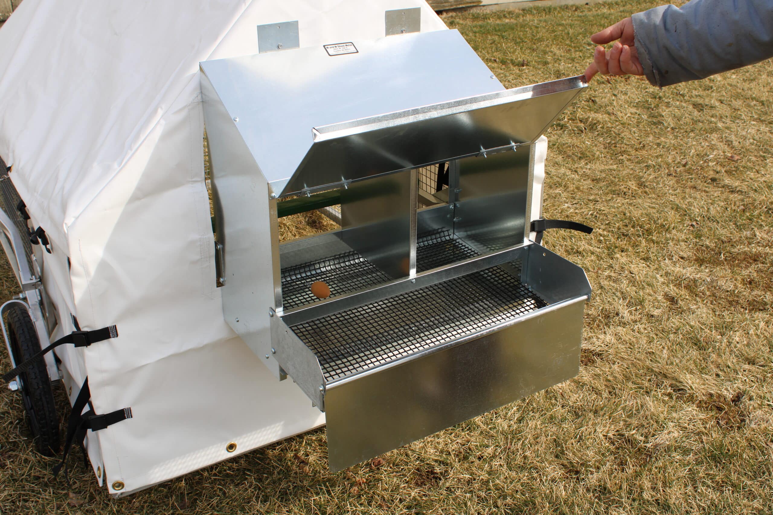 nesting box for two chickens